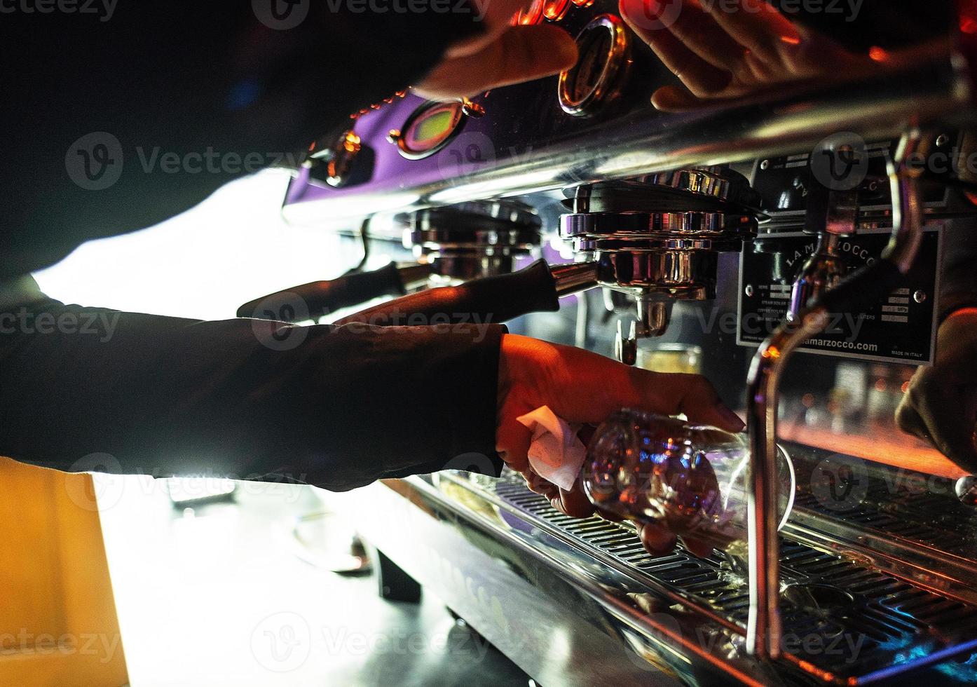 Hacer café espresso de cerca los detalles con la moderna máquina de café foto