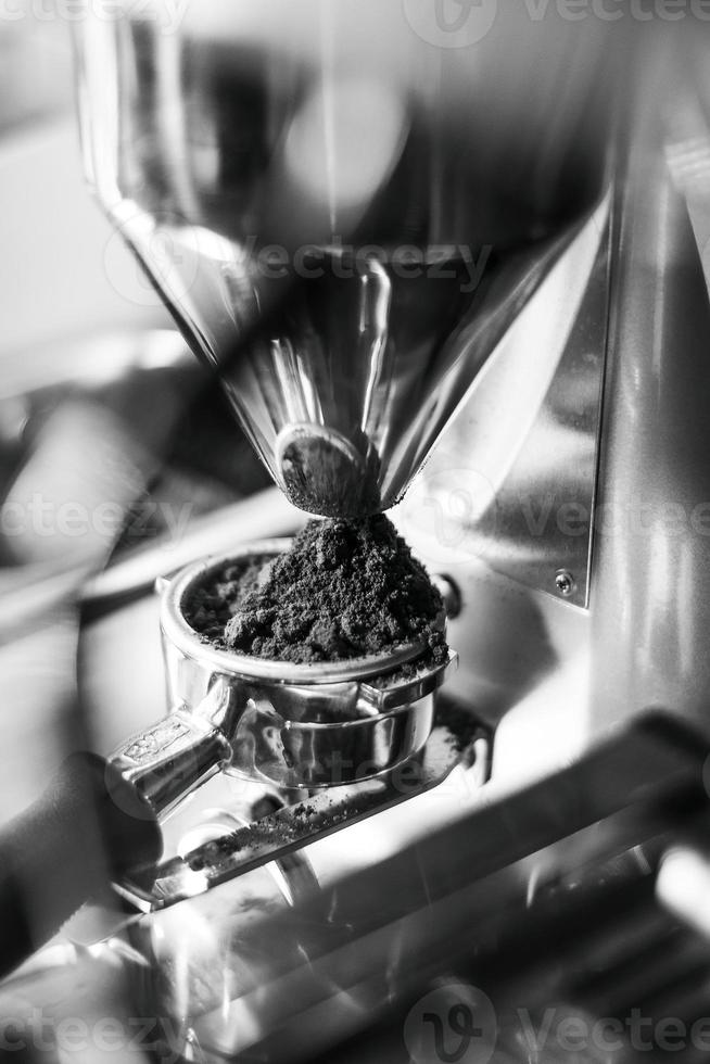 https://static.vecteezy.com/system/resources/previews/003/213/150/non_2x/making-espresso-coffee-close-up-detail-with-modern-cafe-machine-photo.jpg