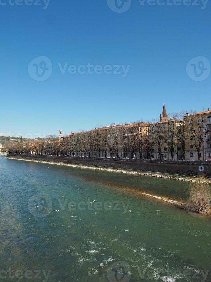 río adige en verona foto