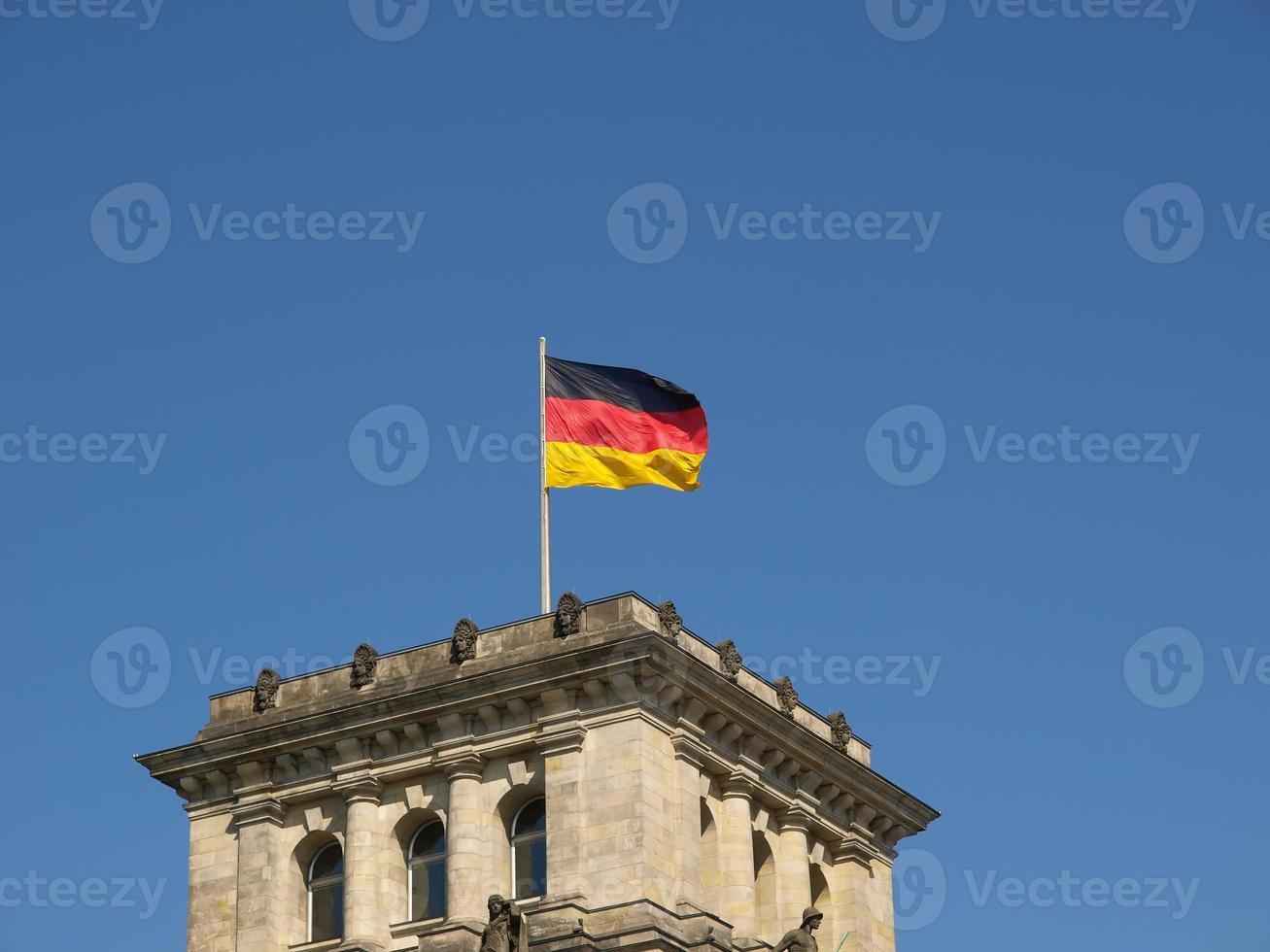 bandera alemana en el reichstag foto