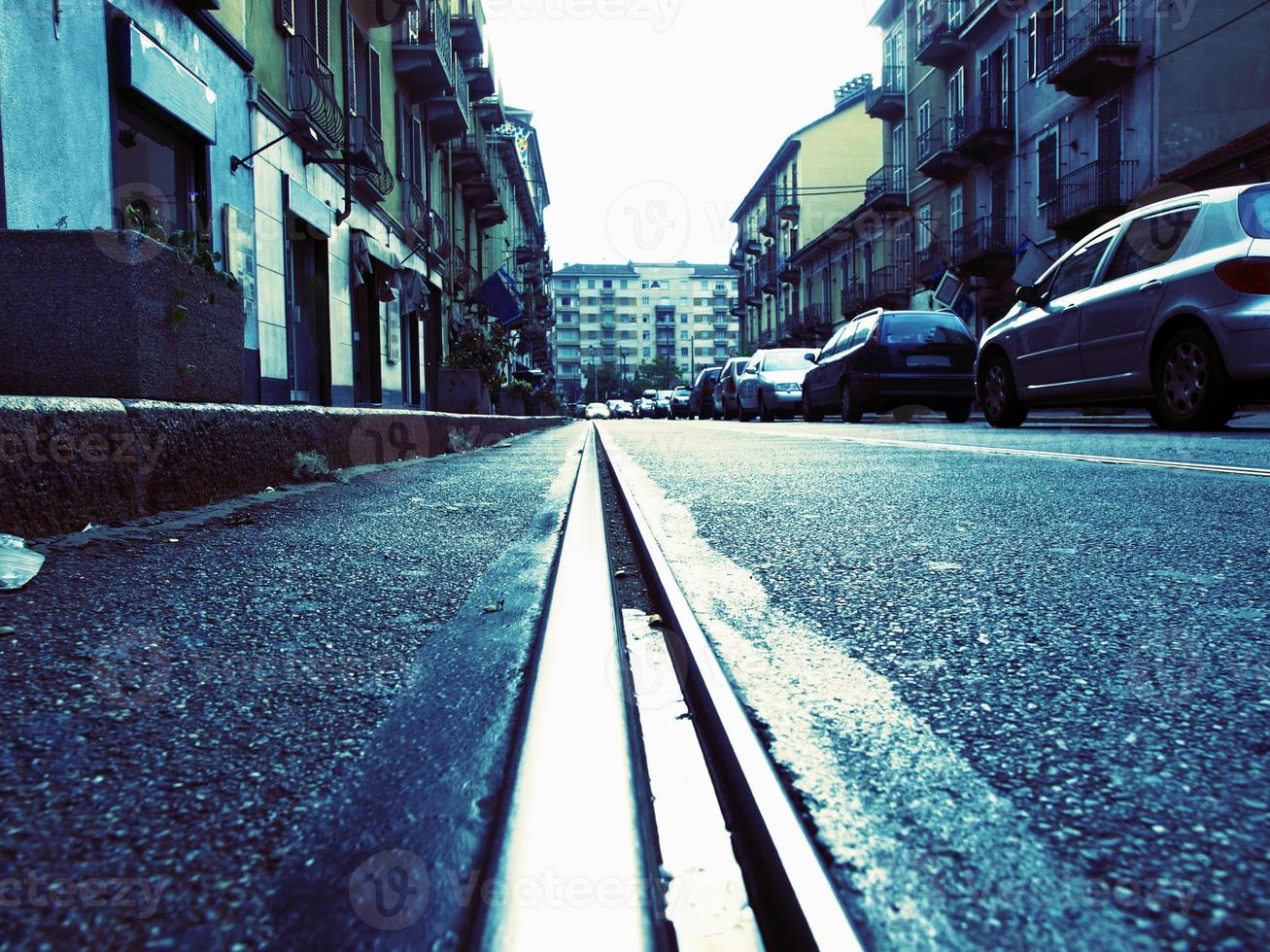 calle vacía con vías de tranvía foto