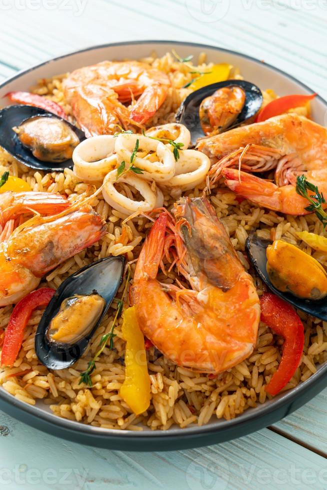 paella de marisco con gambas, almejas, mejillones sobre arroz con azafrán foto