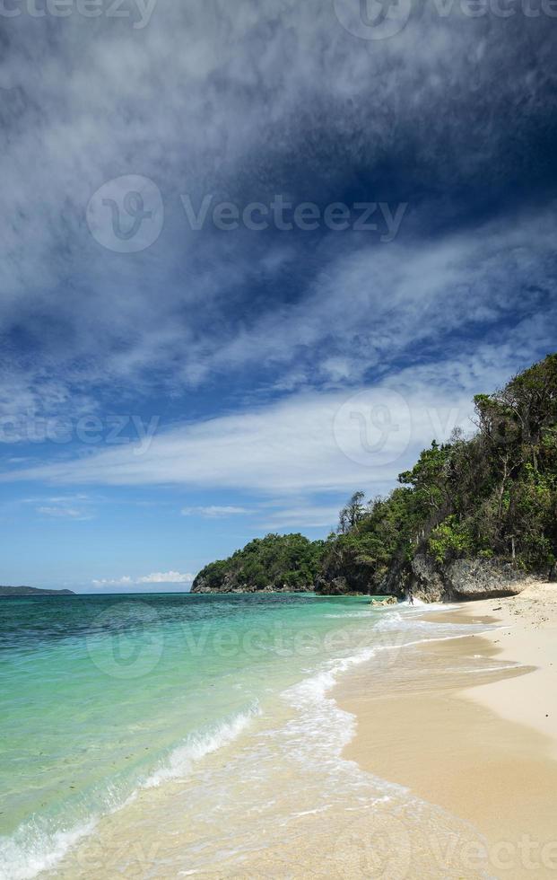 La famosa vista de la playa de Puka en el paraíso tropical de la isla de Boracay en Filipinas foto