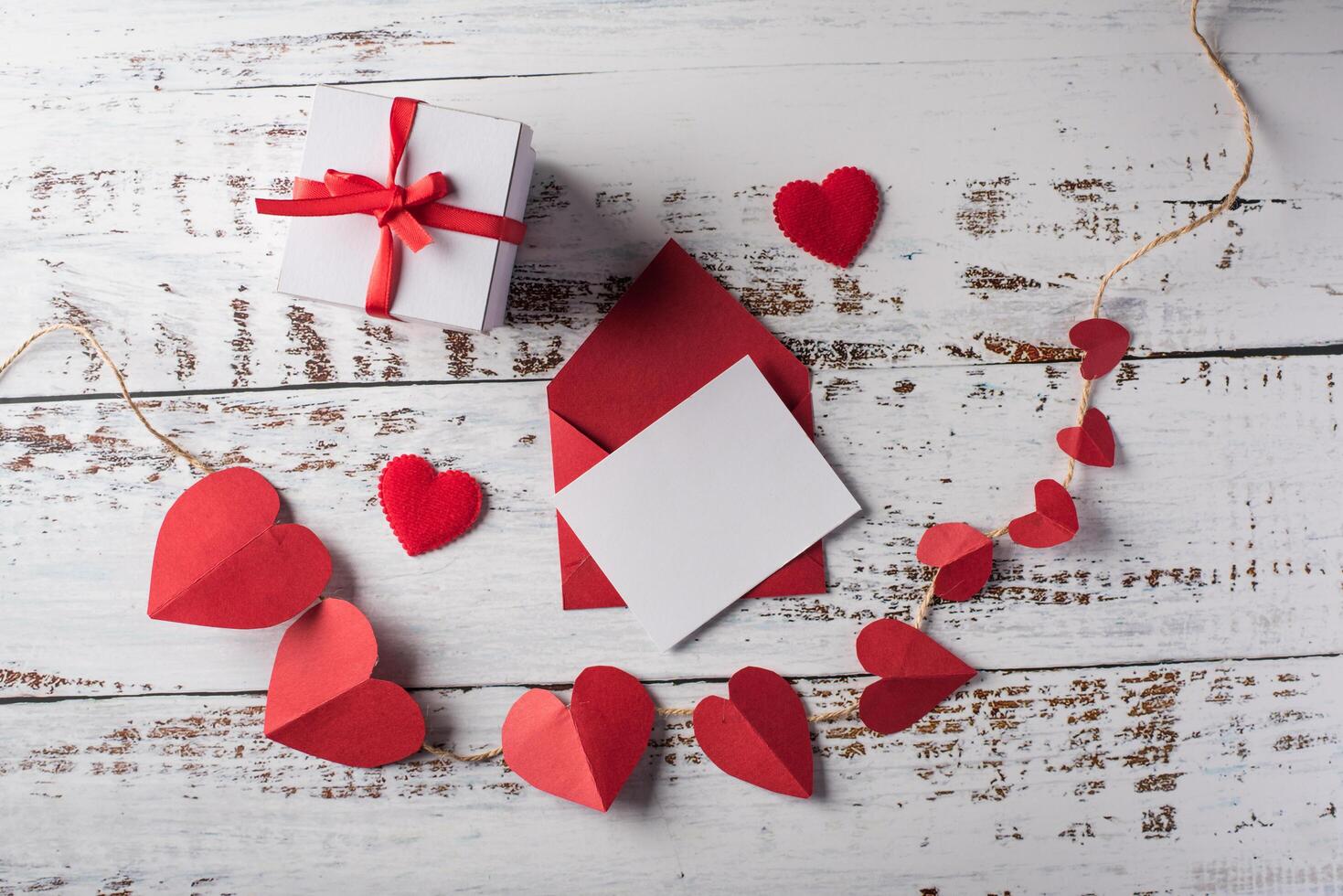 caja de regalo con tarjeta blanca en blanco. foto