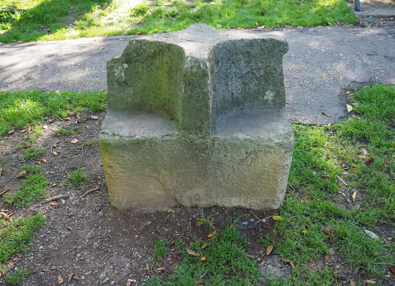 Asiento de piedra tallada en Chepstow foto