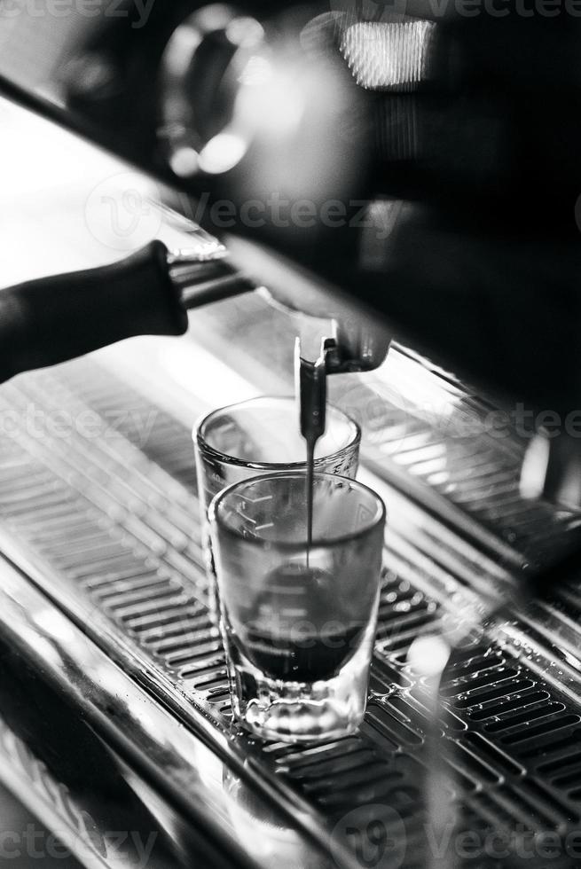 Hacer café espresso de cerca los detalles con la moderna máquina de café foto