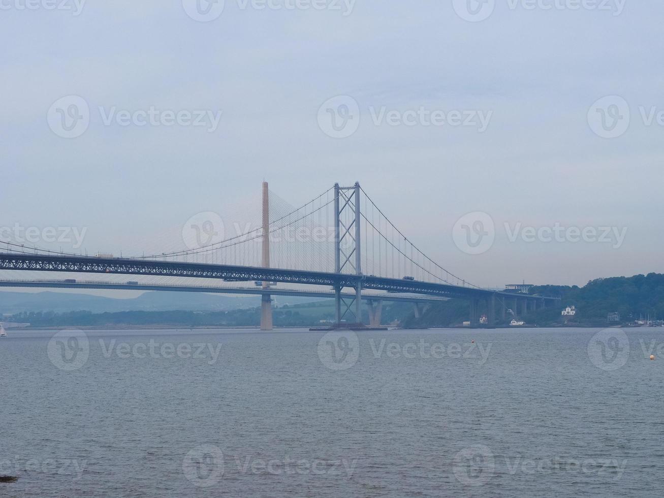 Four Road Bridge sobre el Firth of Forth en Edimburgo foto