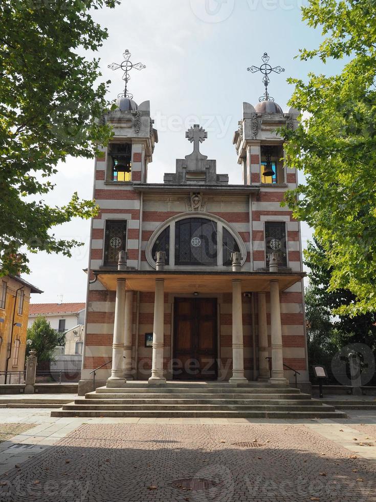 Iglesia de Santa Isabel en Leumann Village en Collegno foto