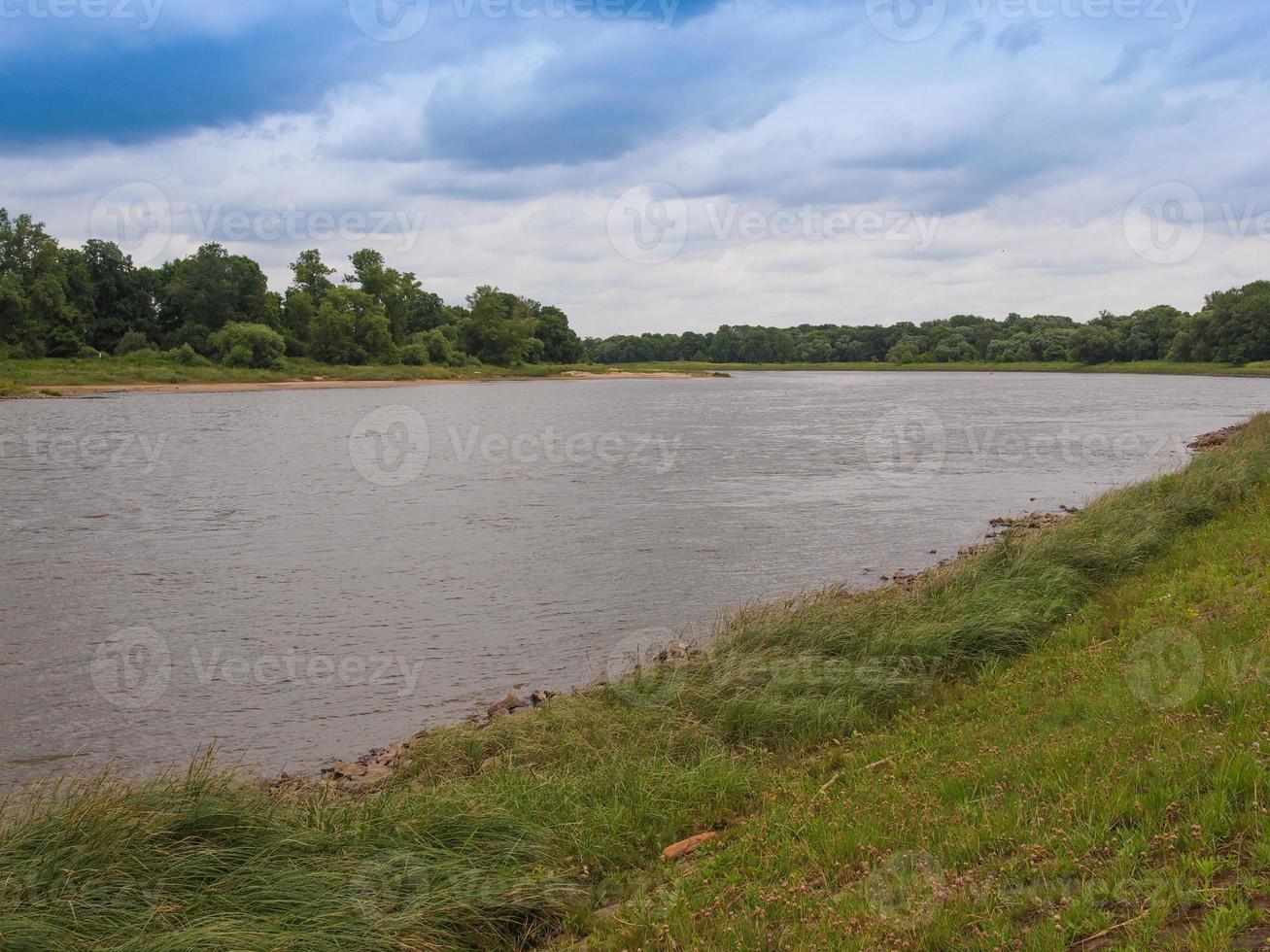 Río Elba en Dessau, Alemania foto