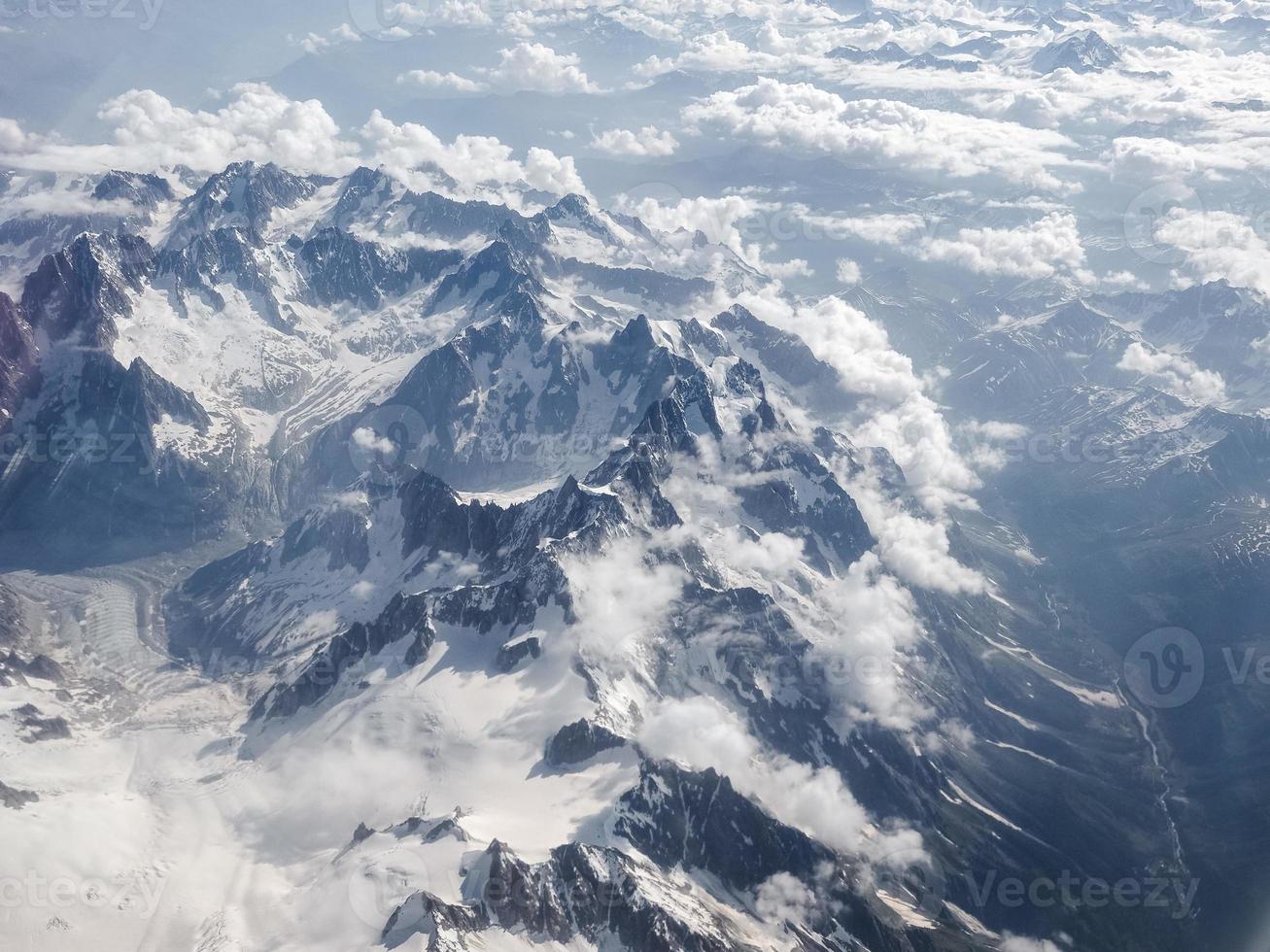 vista aérea de las montañas de los alpes foto