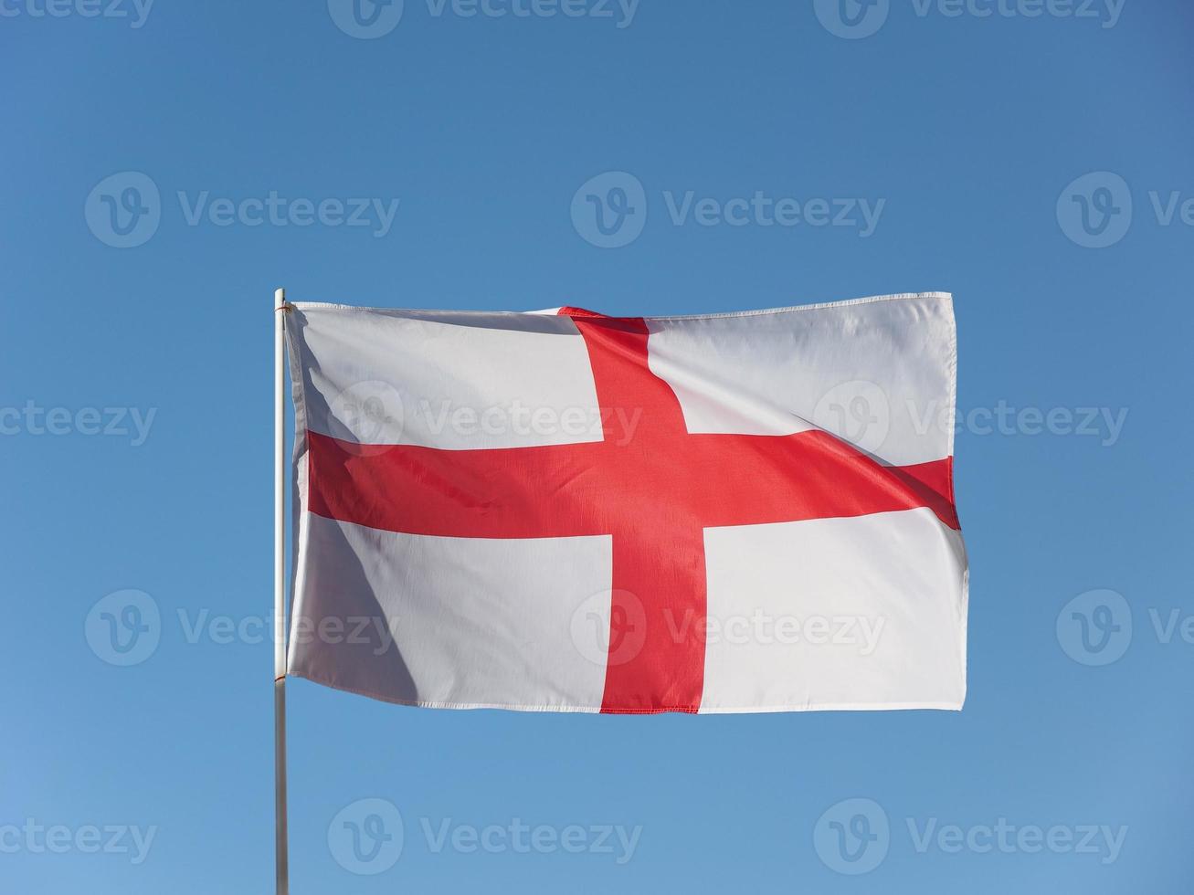 Bandera inglesa de Inglaterra sobre el cielo azul foto