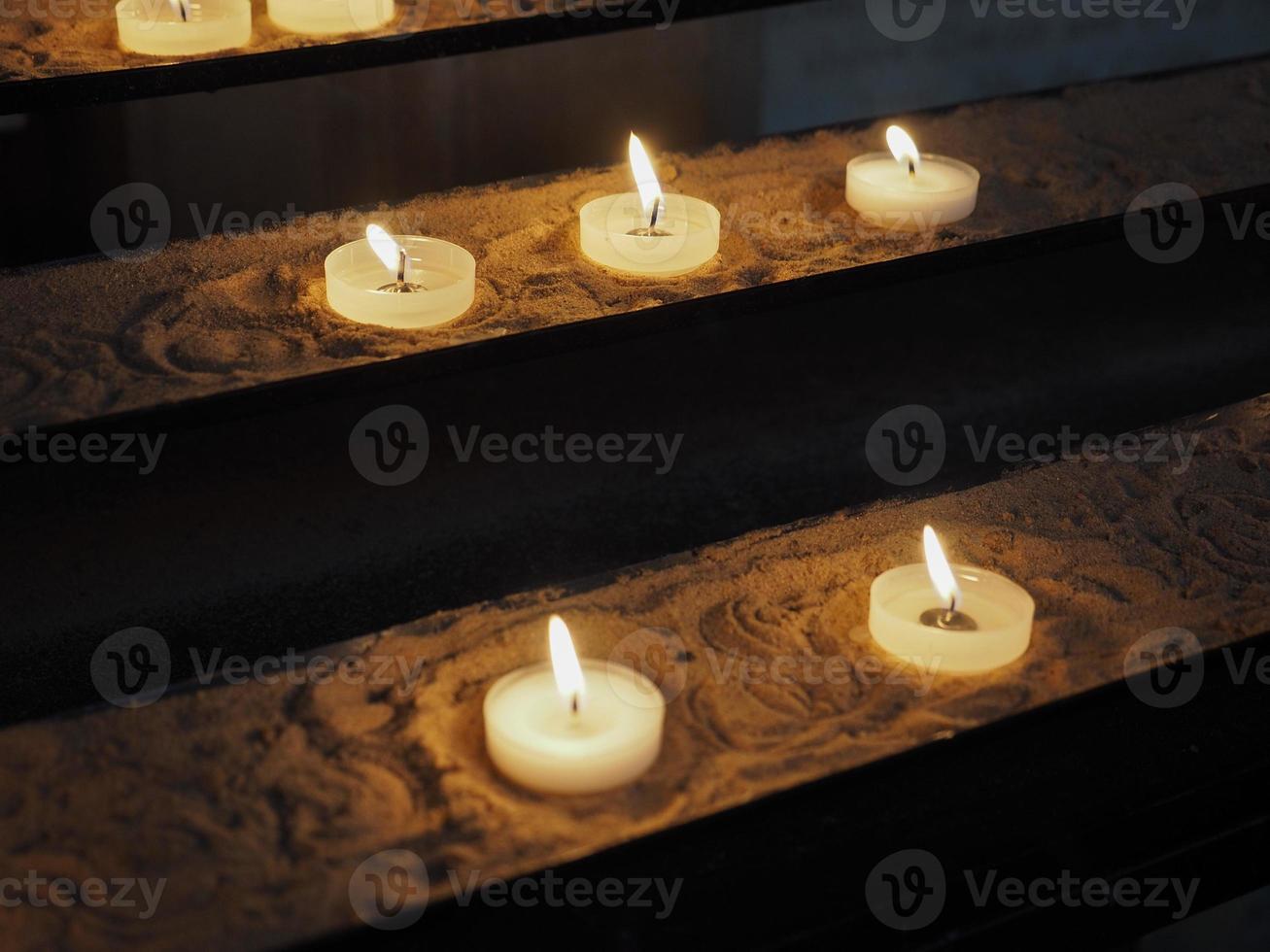 vela en una iglesia foto