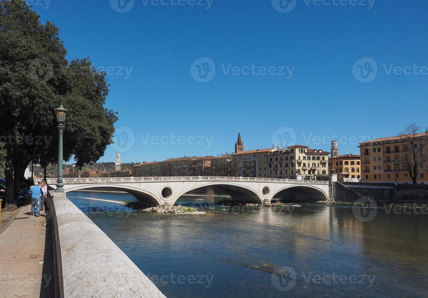 río adige en verona foto