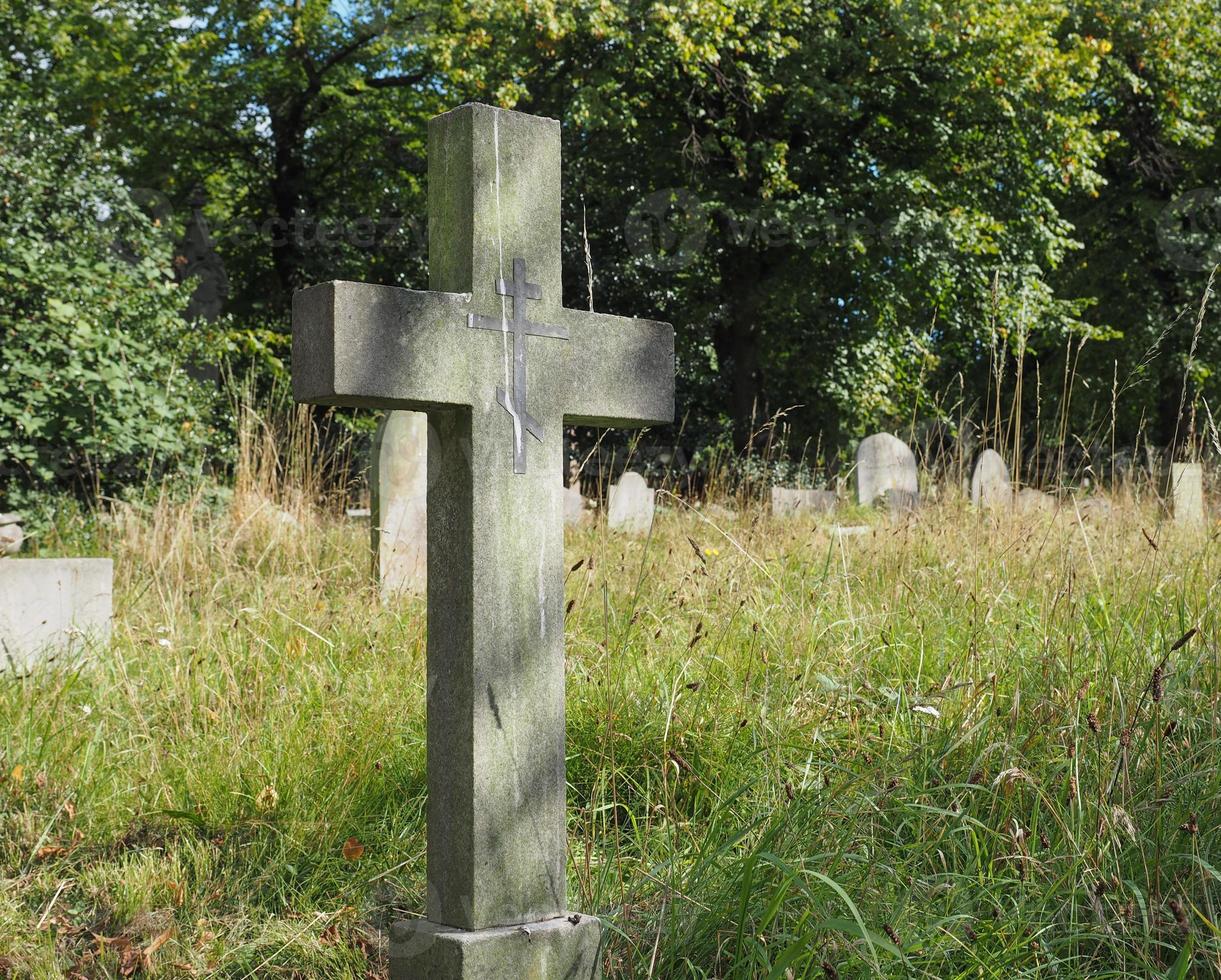 tumbas y cruces en el cementerio gótico foto