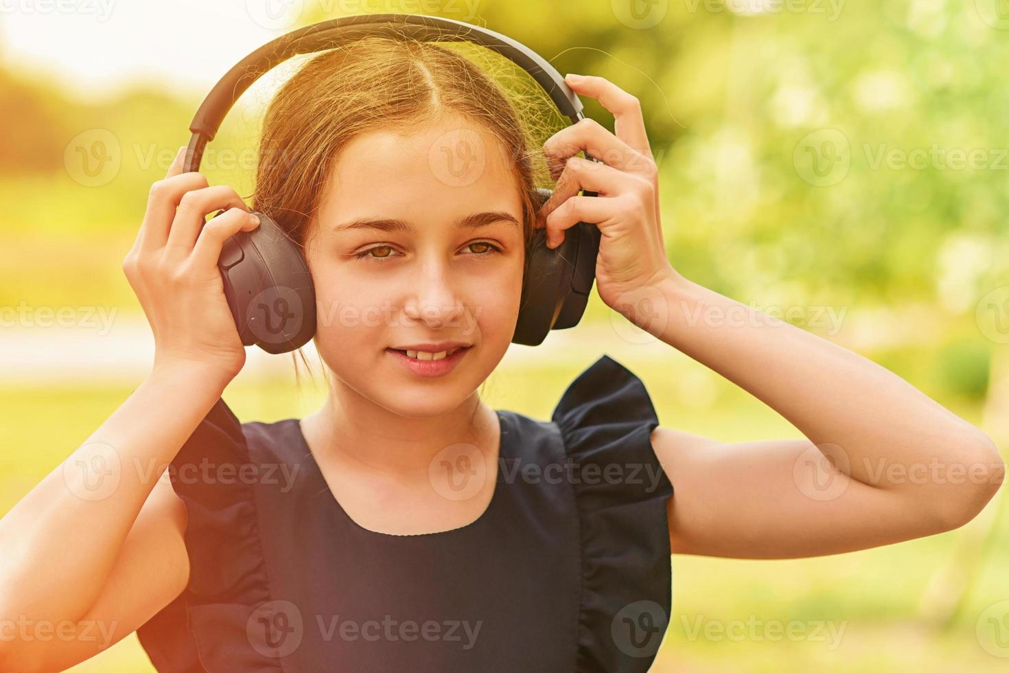 niña feliz con auriculares. foto