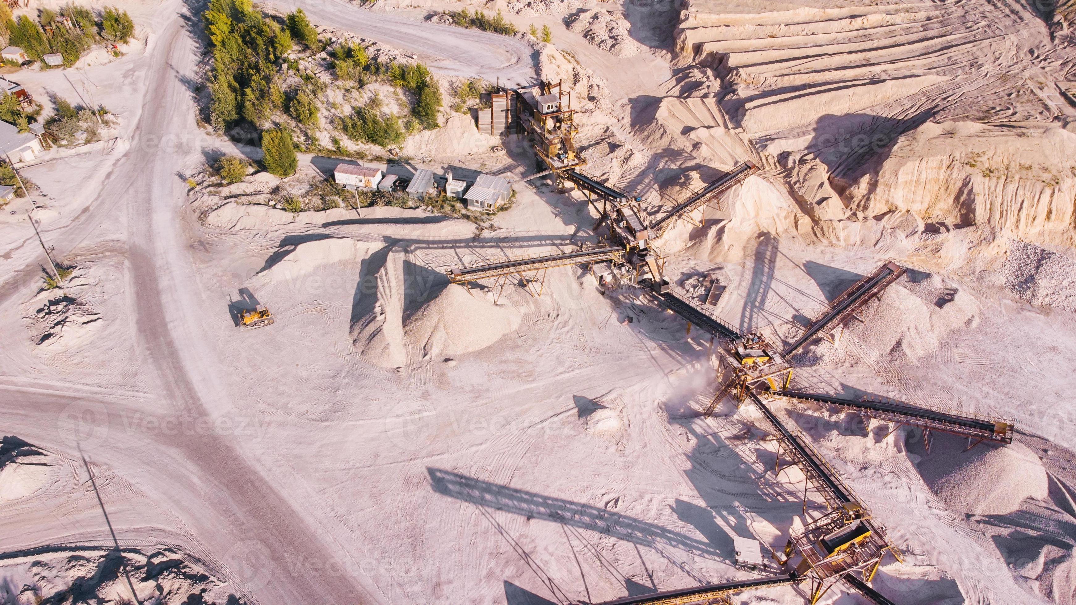 Vista aérea del sistema de transporte de la minería de piedra caliza. foto