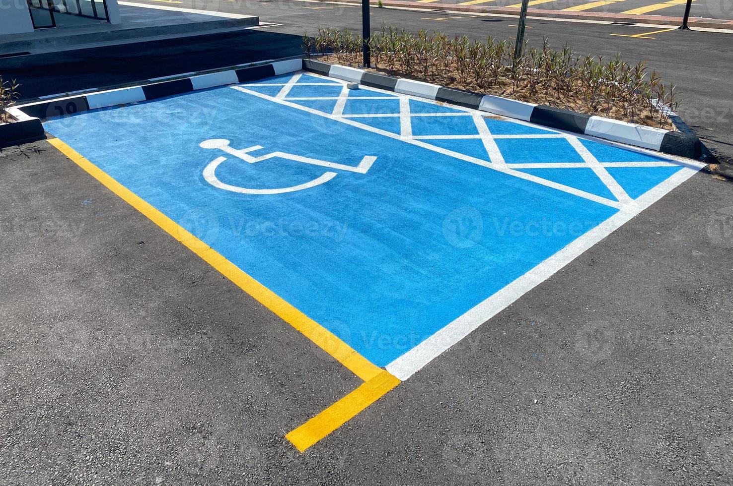 Vista de un aparcamiento para discapacitados coloreado con pintura azul brillante foto