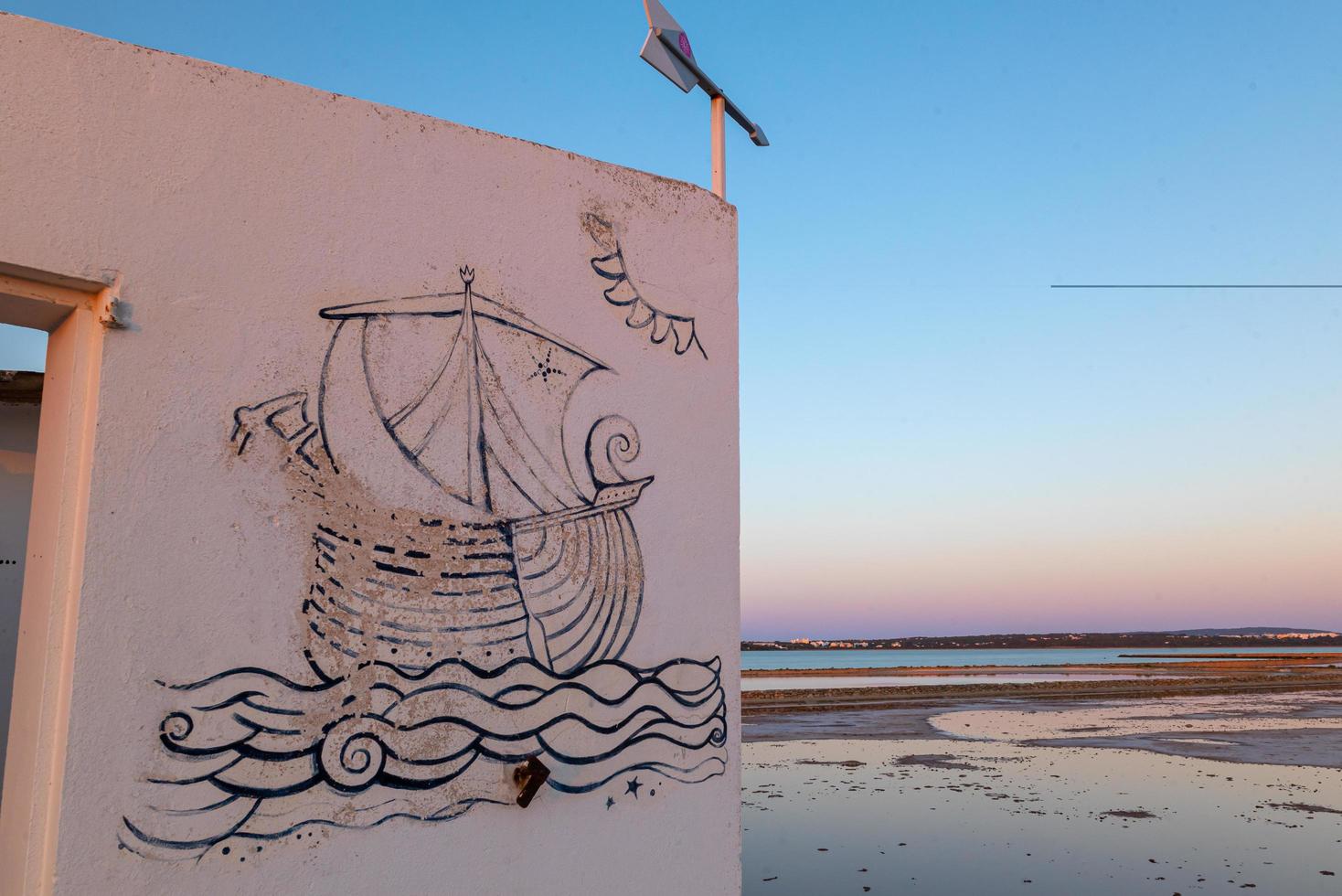 casa blanca con mensaje sigue tus sueños, en las salinas. foto