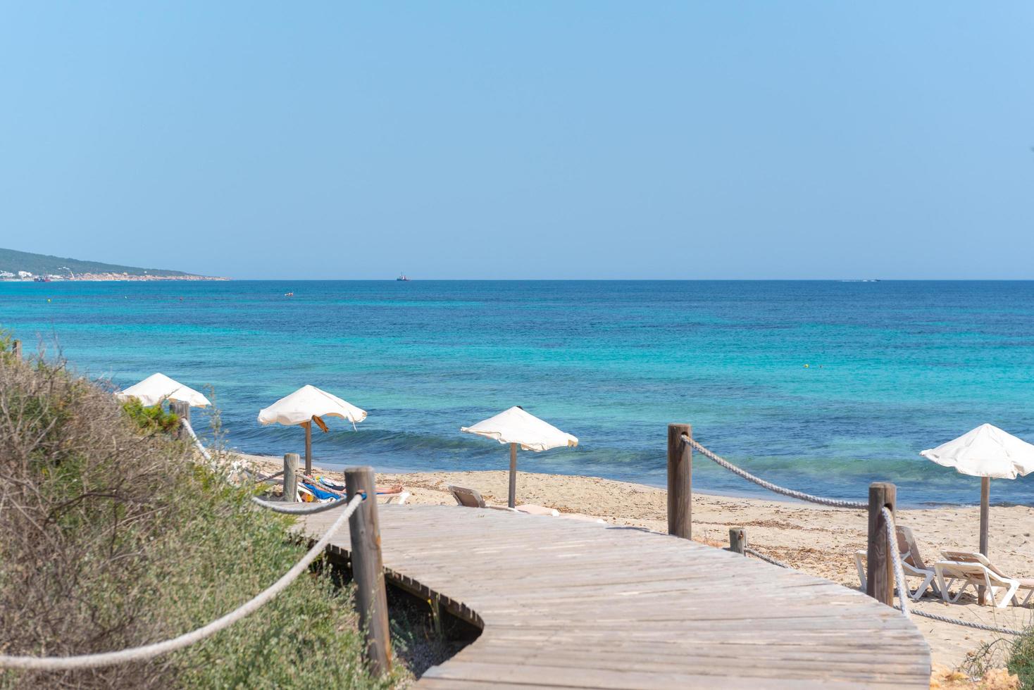 playa migjorn en formentera en españa en tiempos del covid 19 foto