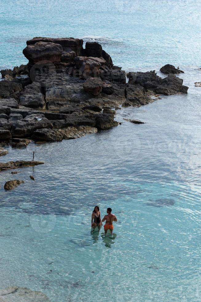 Los jóvenes en la playa de Formentera de calo d es mort en islas baleares foto