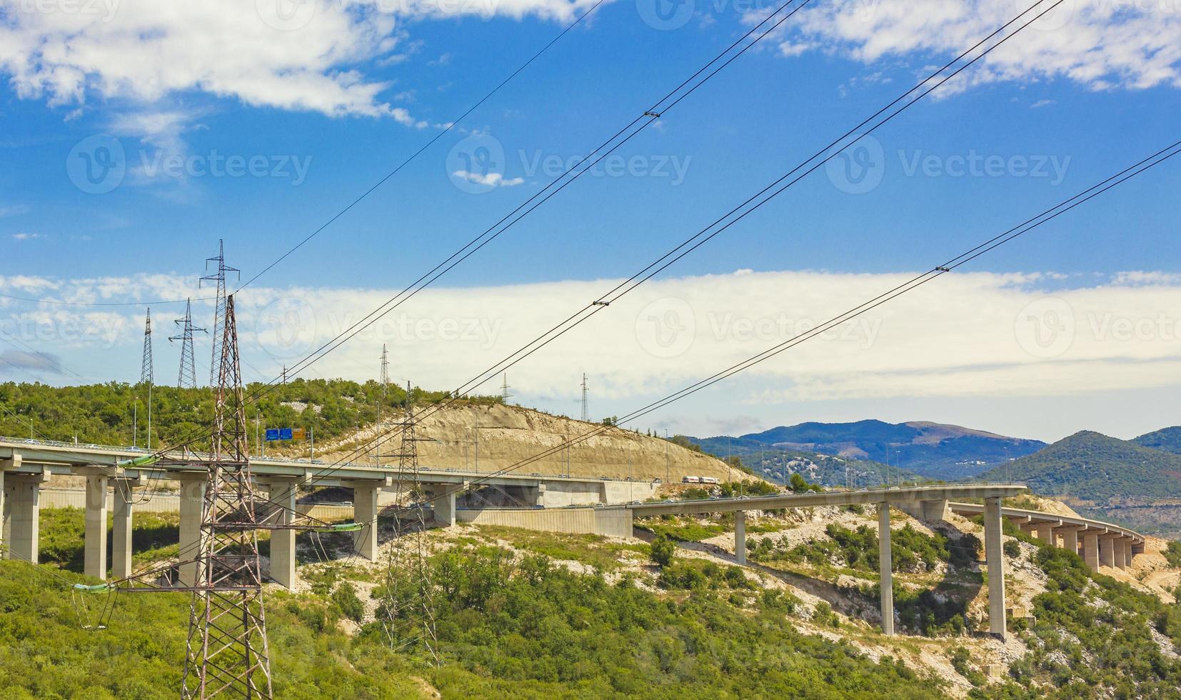 Carretera elevada y puente en bakar croacia. foto