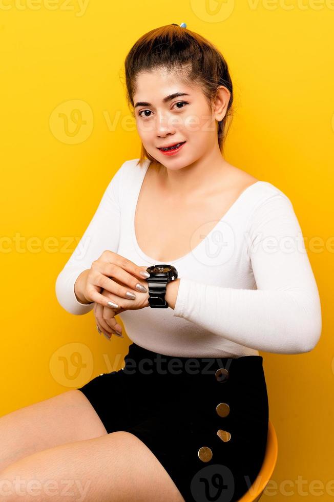 tiempo, mano y reloj de una mujer asiática gestión del tiempo foto