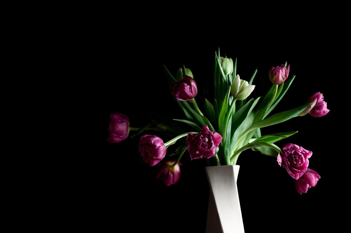 Hermosas flores en florero espacio de copia discreta de arte foto