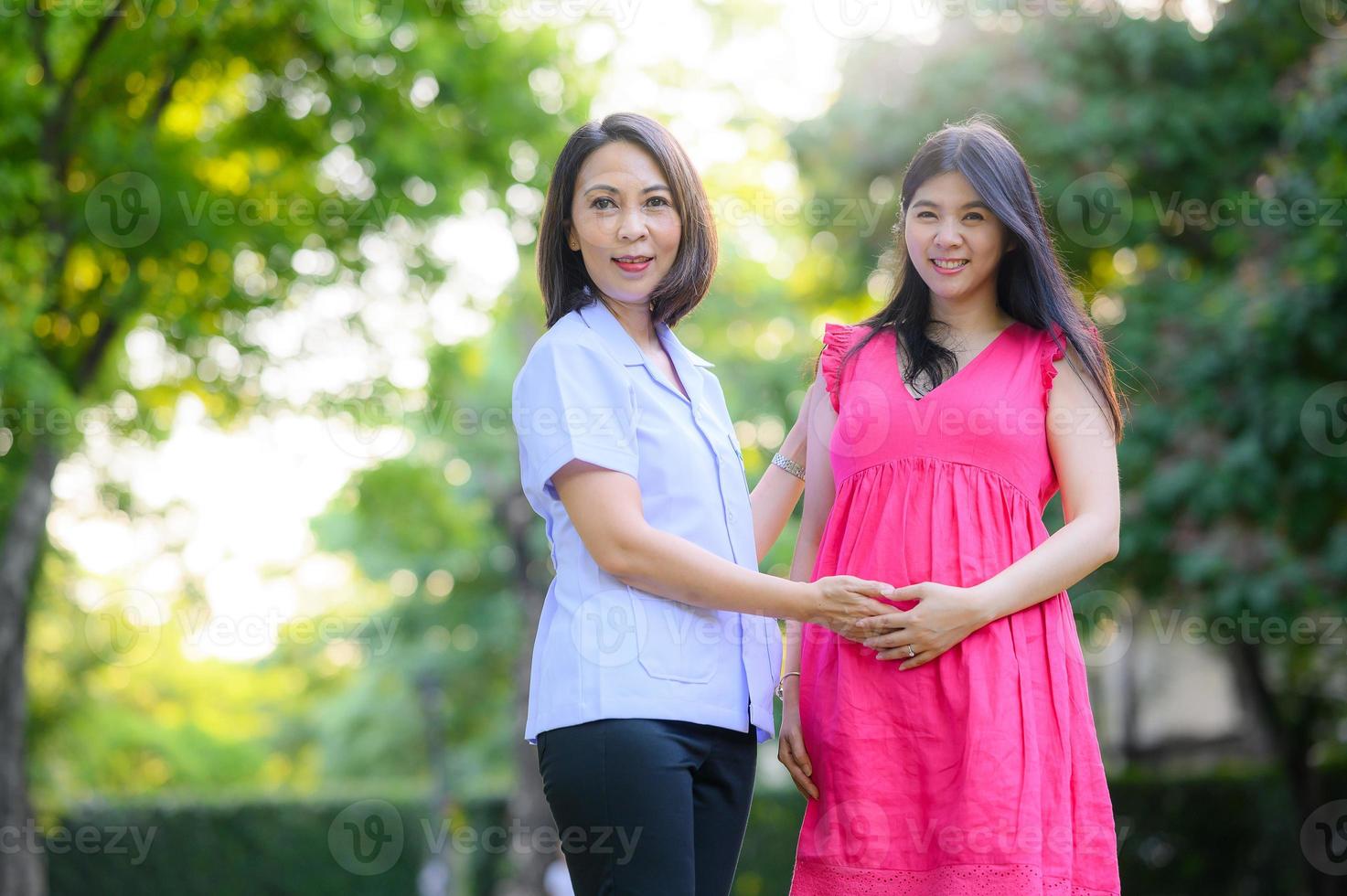 enfermera asiática y mujer embarazada foto