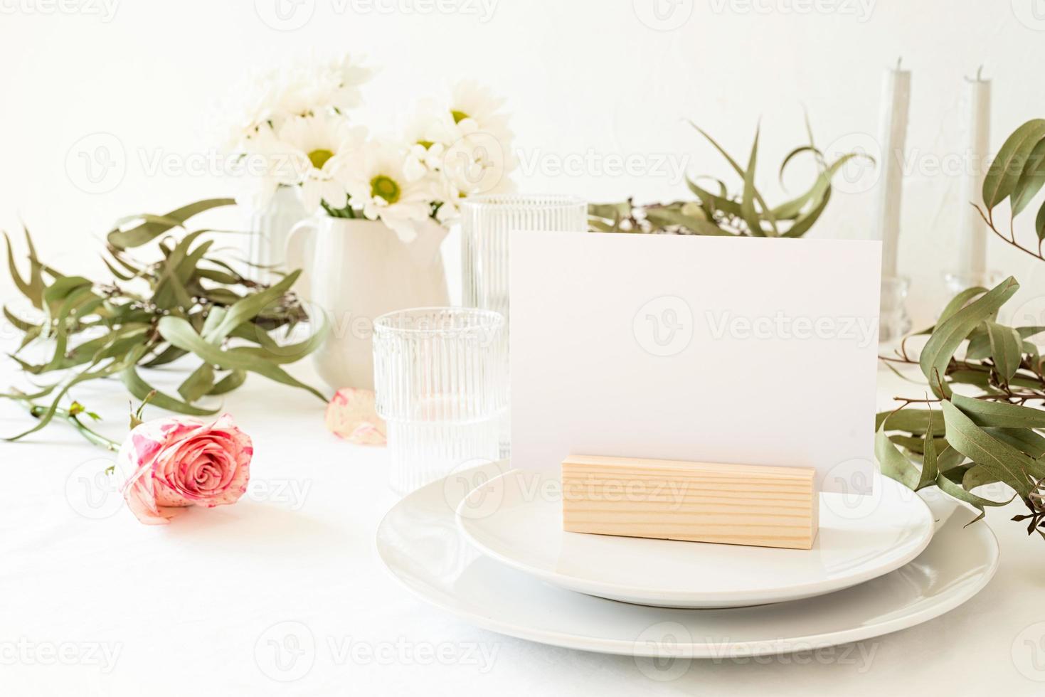 Simulacros de carpa de mesa, menú o soporte para folleto en la mesa del restaurante foto