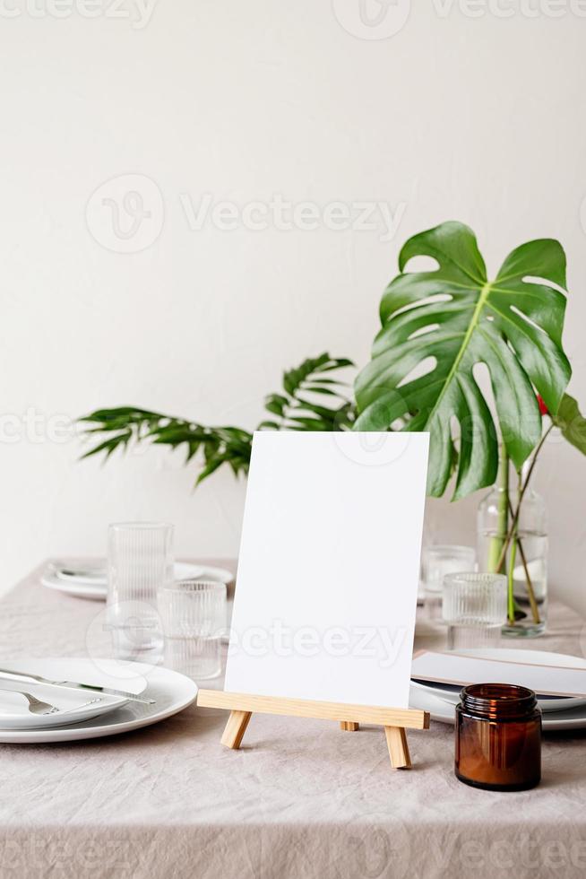 Simulacros de carpa de mesa, menú o soporte para folleto en la mesa del restaurante foto