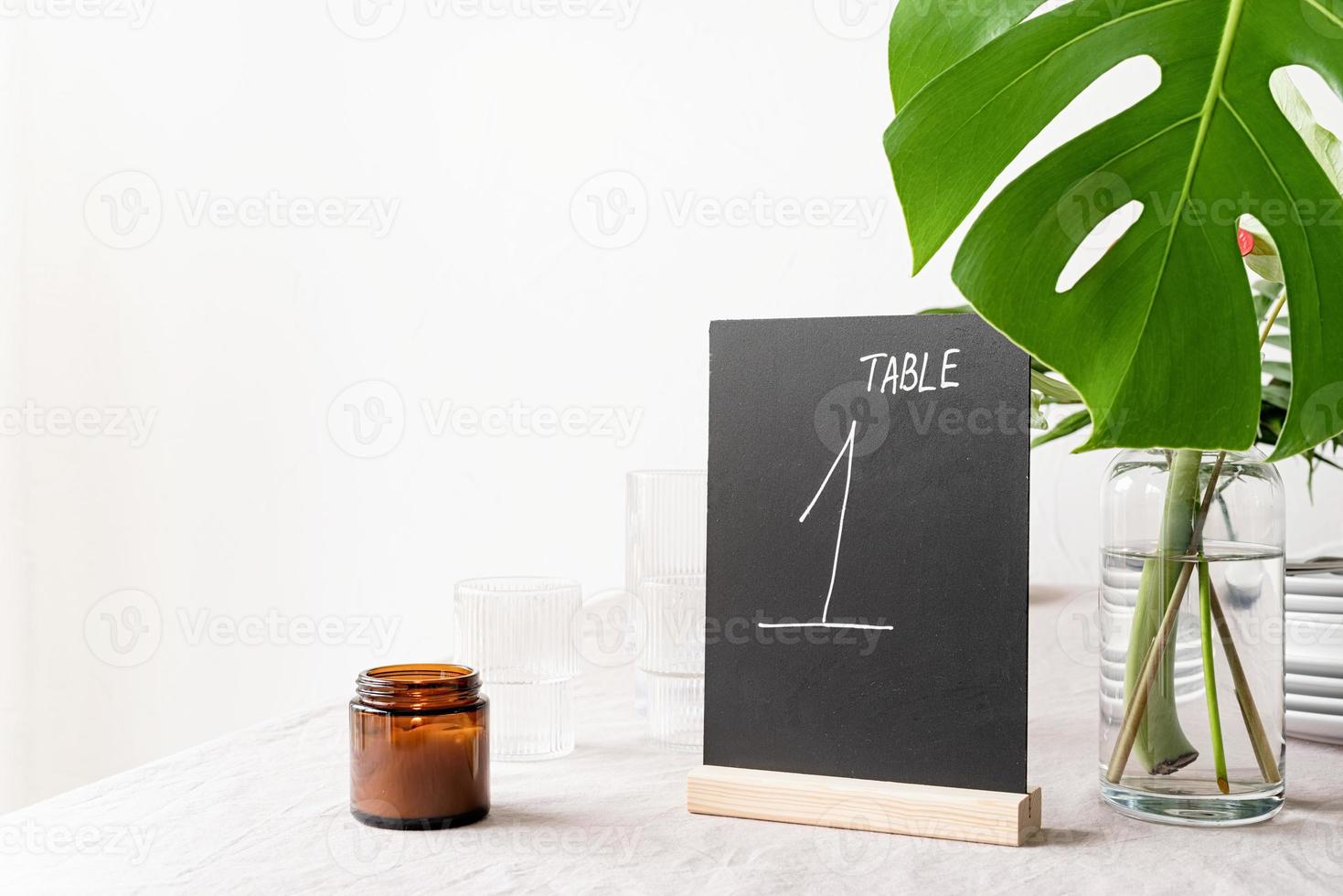 Simulacros de carpa de mesa con palabras tabla 1 en la mesa del restaurante foto