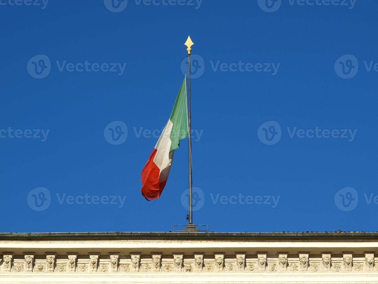 bandera italiana sobre el cielo azul foto