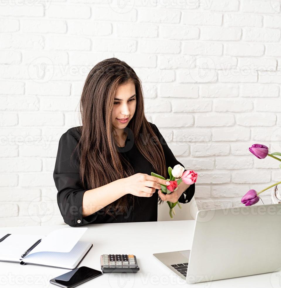 mujer trabajando con el cliente en línea foto