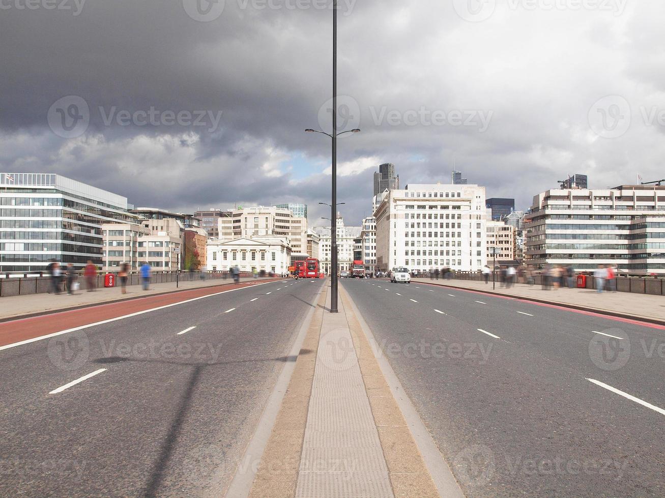 Puente de Londres sobre el río Támesis foto