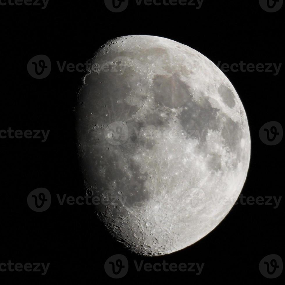 Luna gibosa vista con telescopio foto