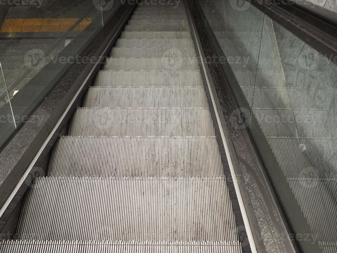 peldaños de la escalera de la escalera mecánica foto