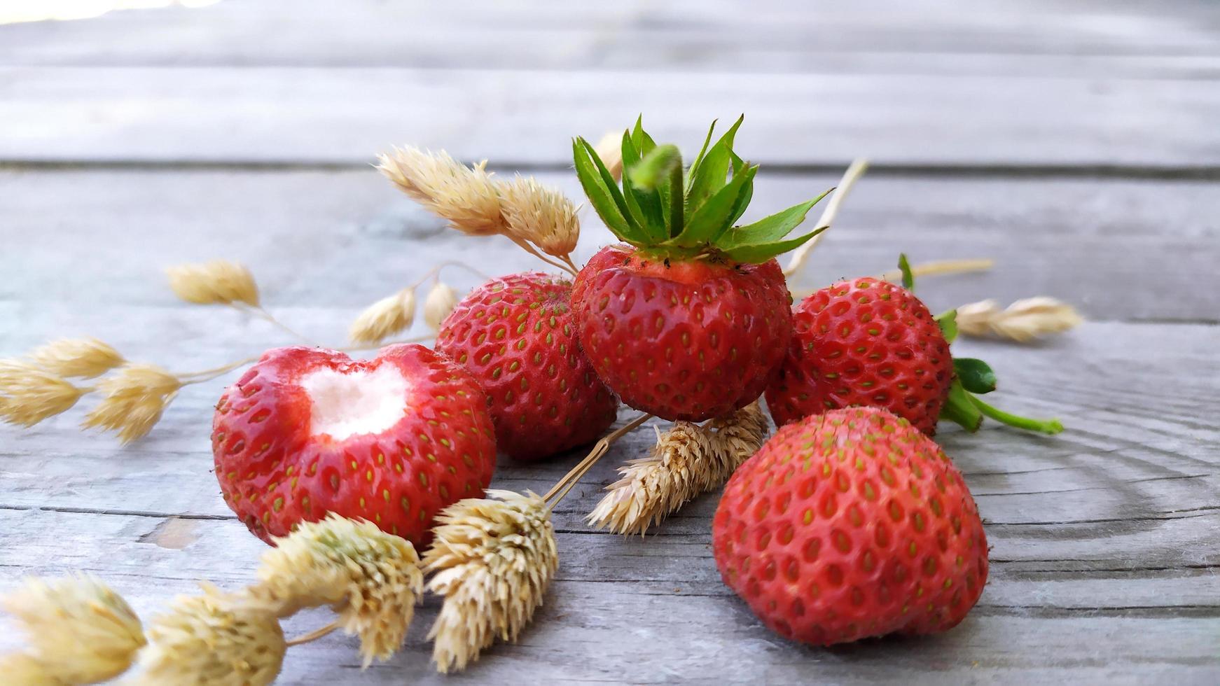 Primer plano de fresas con ramitas secas de cereales foto