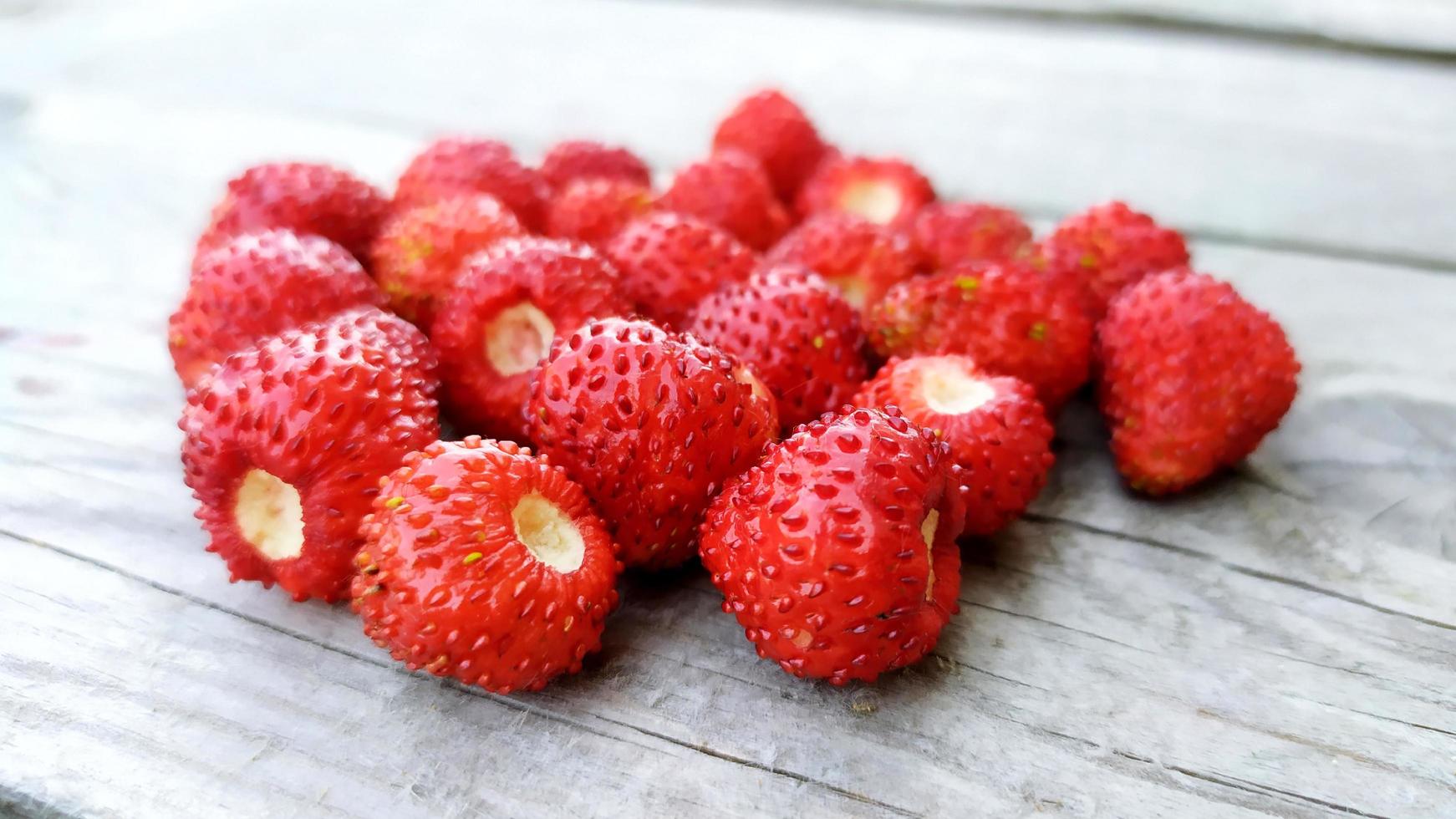 fresas en un primer plano de fondo de madera foto