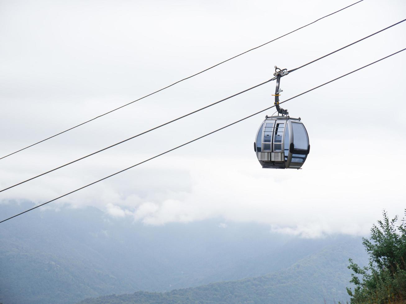 el teleférico y el cielo gris de fondo. vista inferior foto