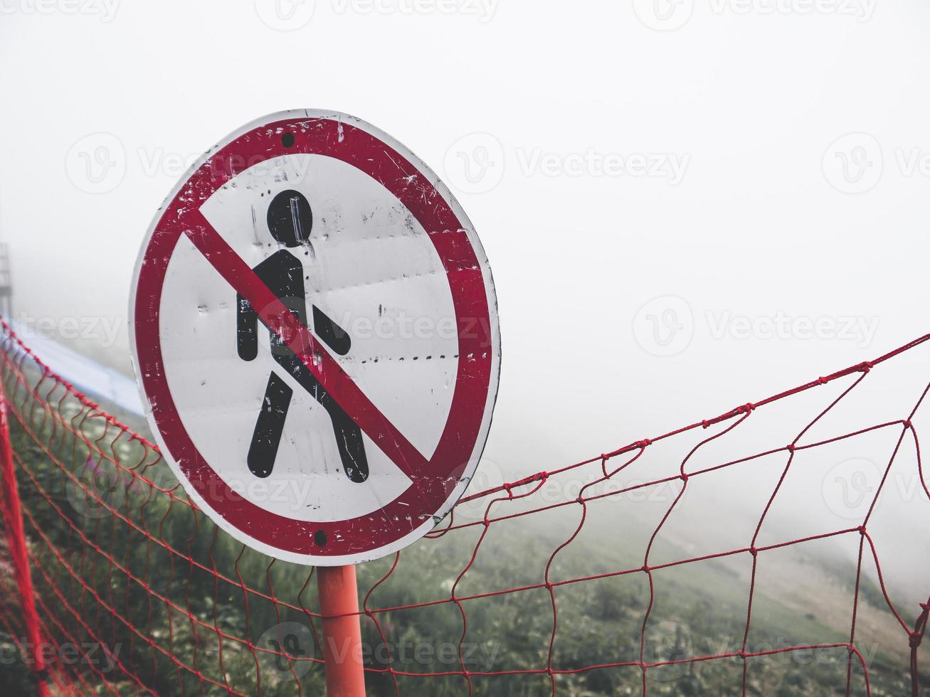 señal de tráfico no camine en la niebla de las nubes. montañas del cáucaso foto