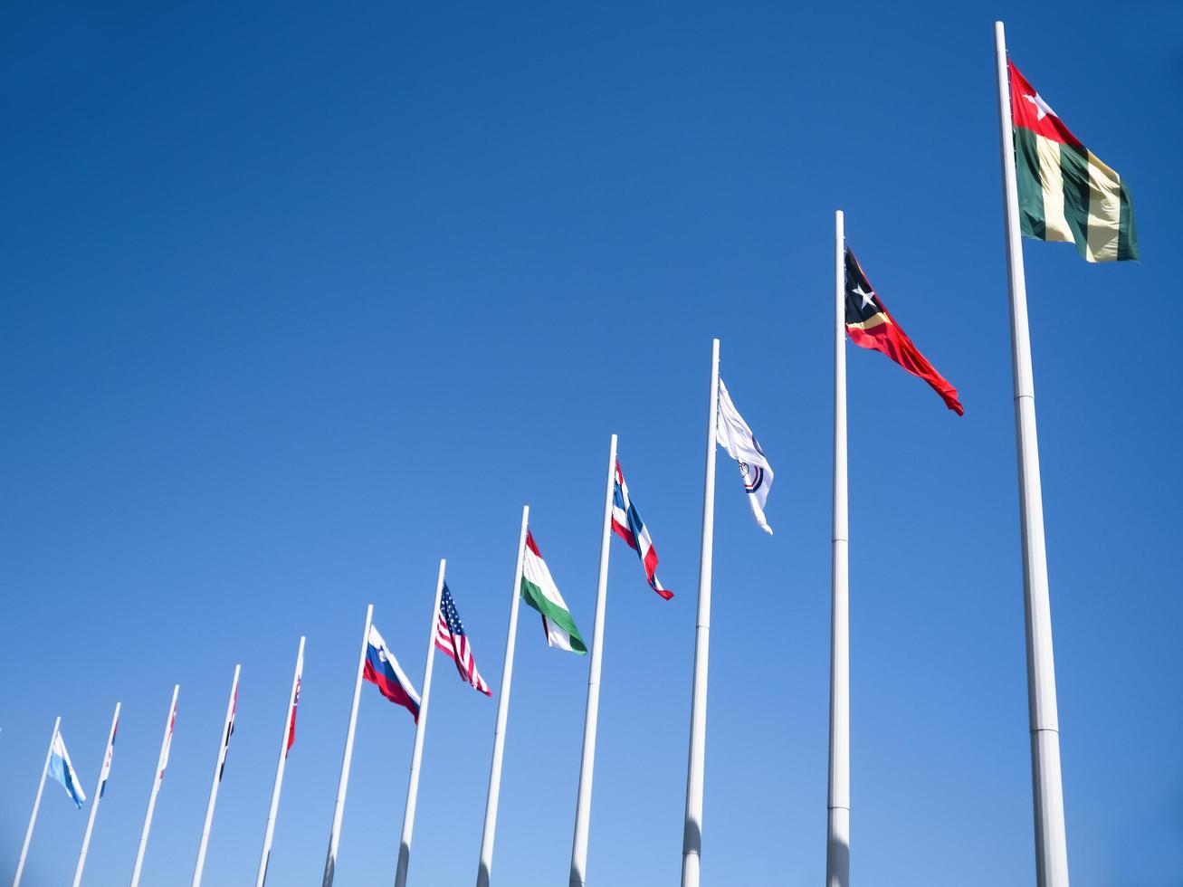 banderas de los países del mundo en mástiles foto