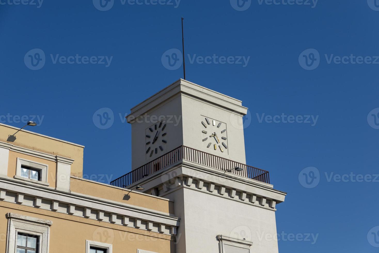 torre del reloj en terni foto