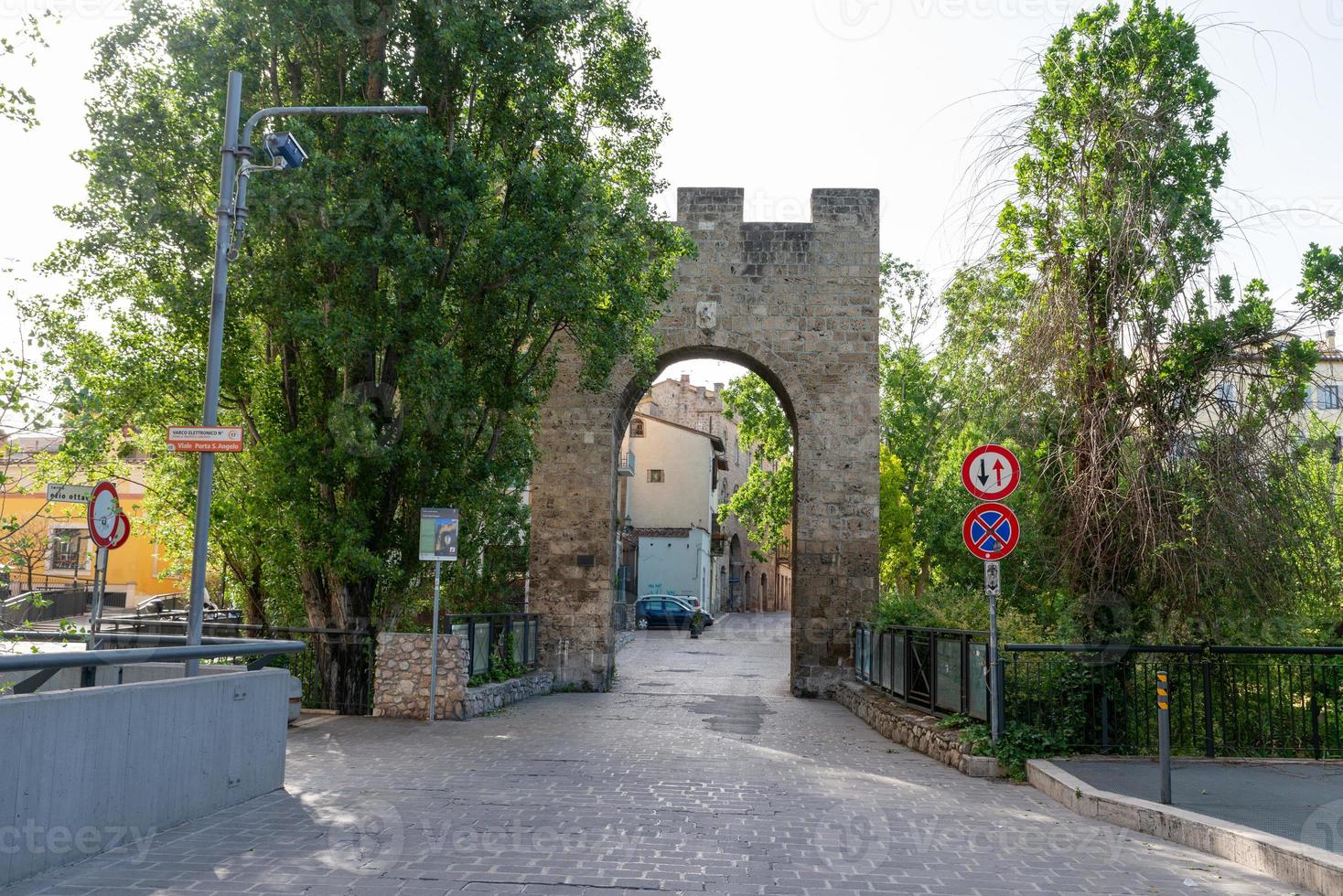 entrada al centro histórico de terni foto