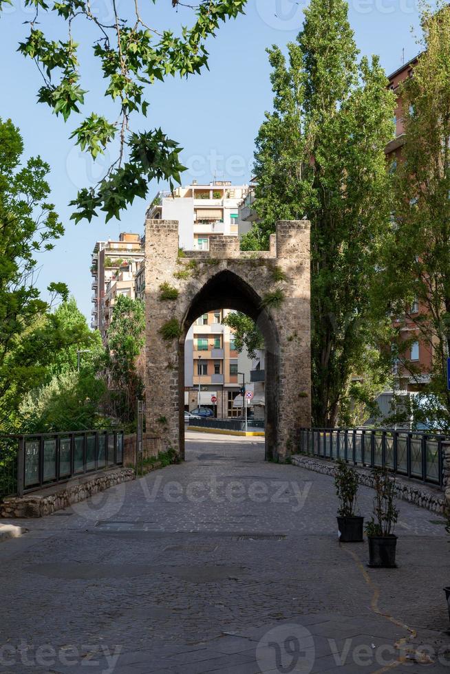 entrada al centro histórico de terni foto