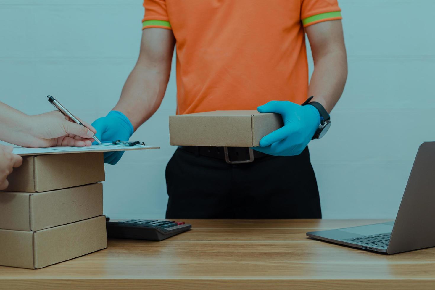 un trabajador de entrega de paquetes contando las cajas de paquetes foto