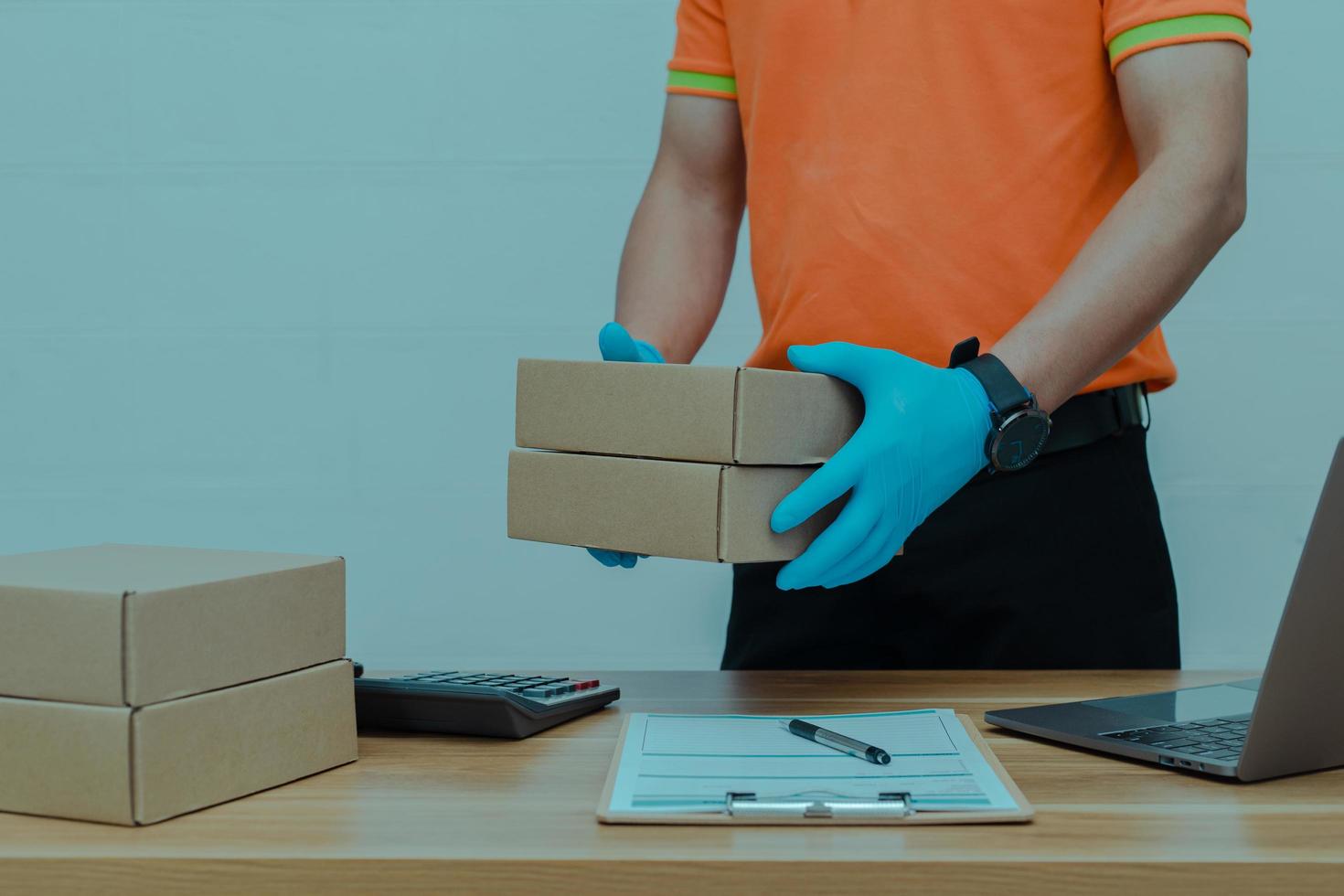 un trabajador de entrega de paquetes contando las cajas de paquetes foto