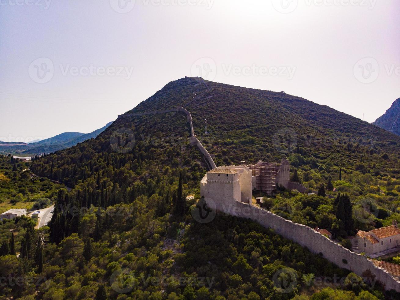 Mali Ston waterfront vista aérea, muros de piedra en Dalmacia Croacia foto