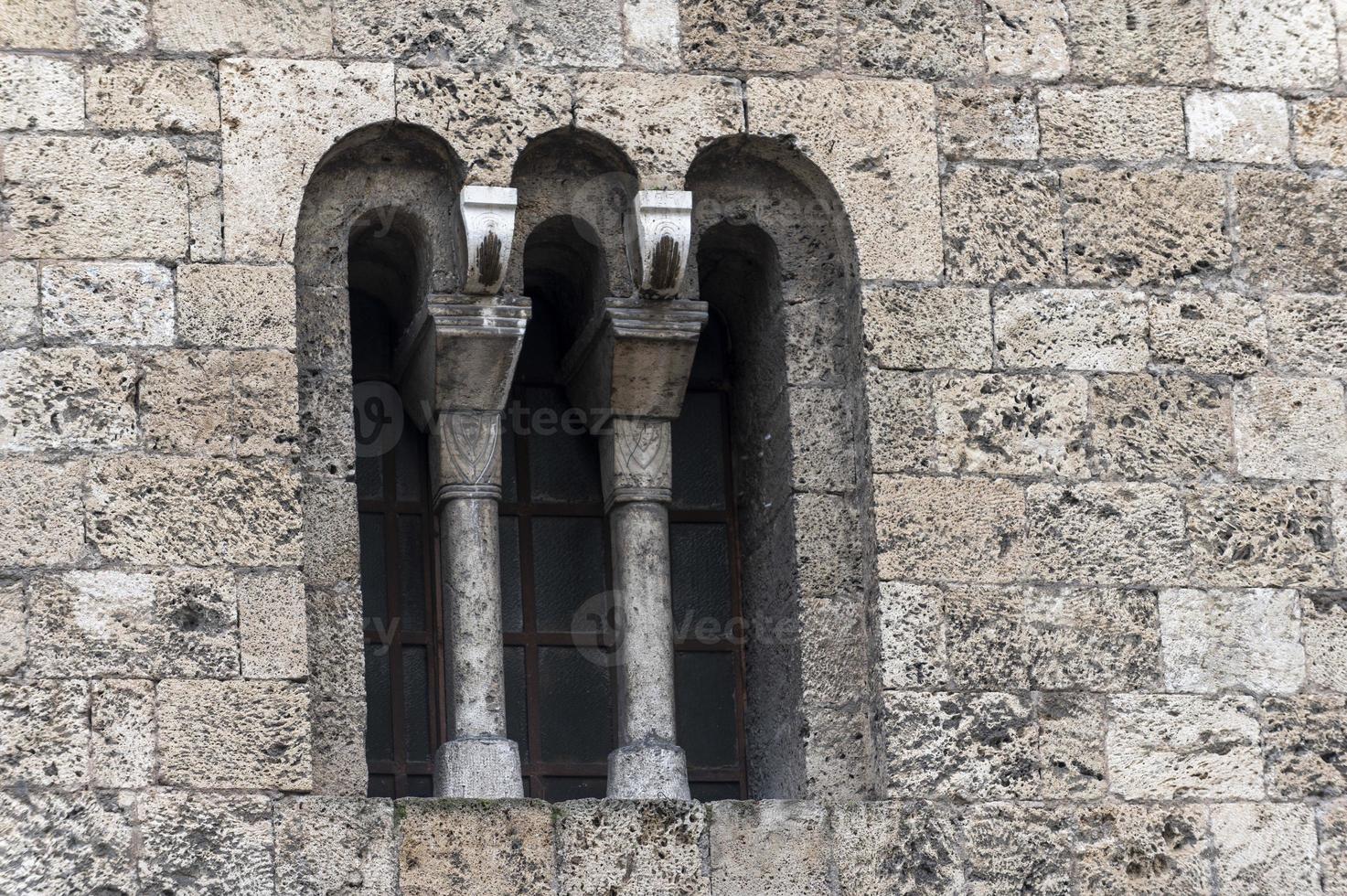 Detalle arquitectónico de una ventana de la iglesia foto