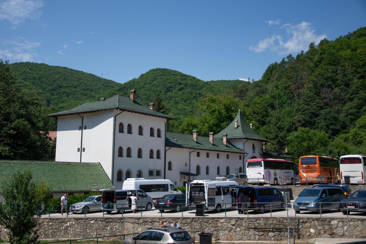 condado de hunedoara, rumania 2021- el monasterio de prislop es un monasterio en rumania foto