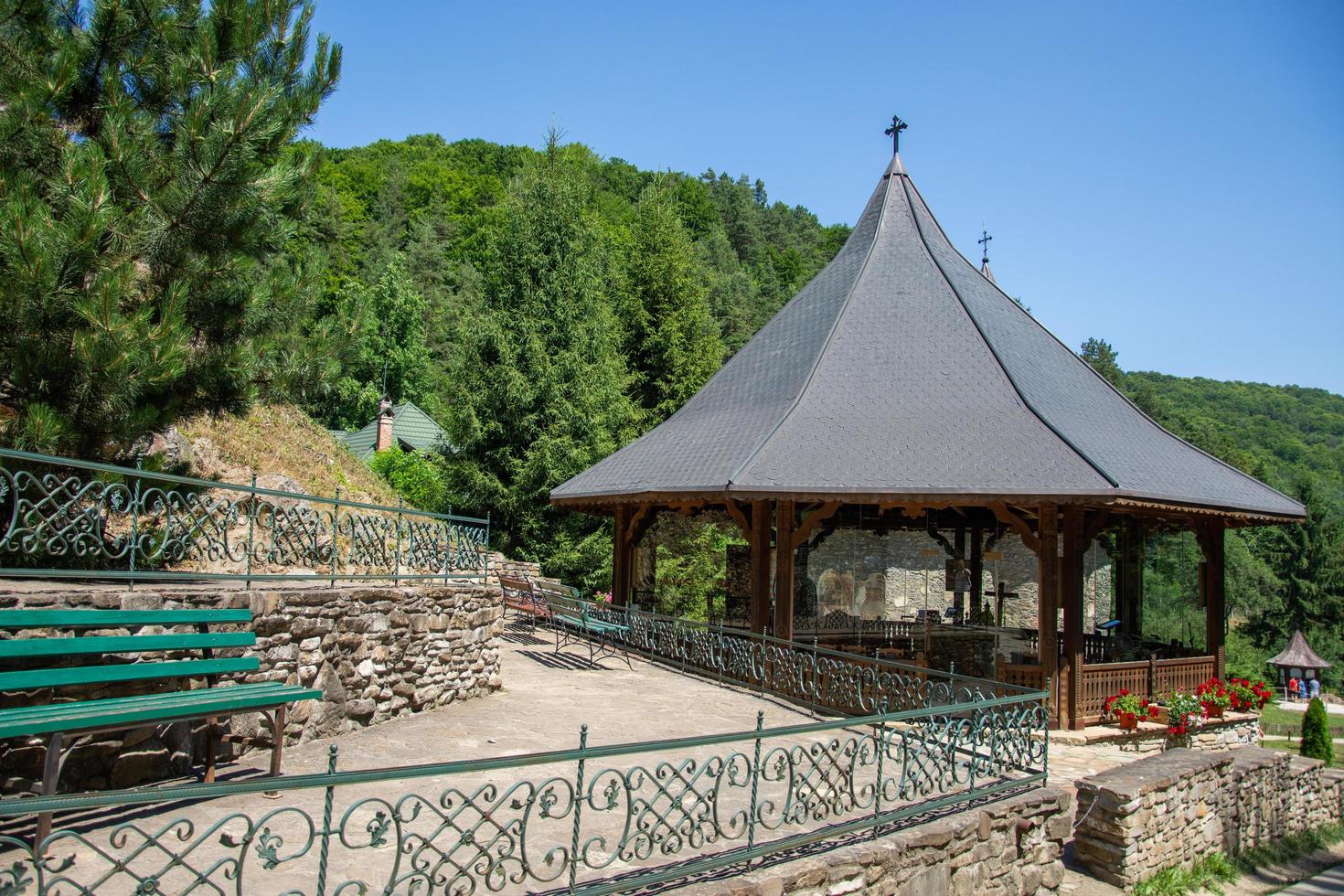 condado de hunedoara, rumania 2021- el monasterio de prislop es un monasterio en rumania foto